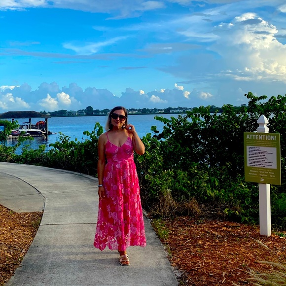 Dresses & Skirts - Lace dress